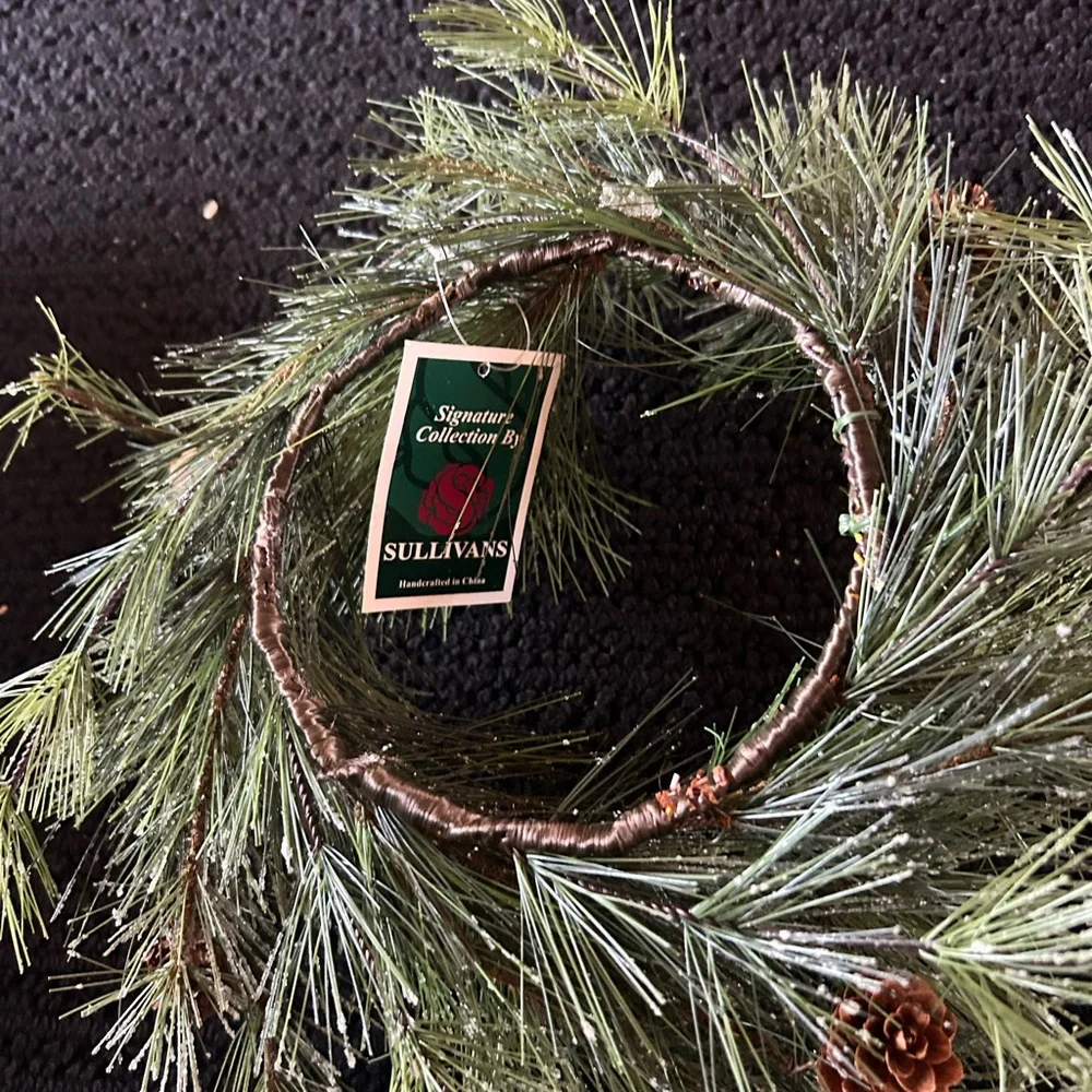 Festive Green Pine Wreath with Pinecones